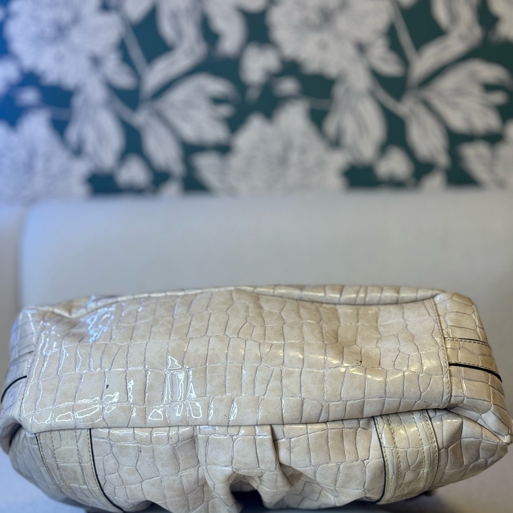 🤑 GUESS Vintage Croc-Embossed Cream Shoulder Bag - Picture 9 of 11
